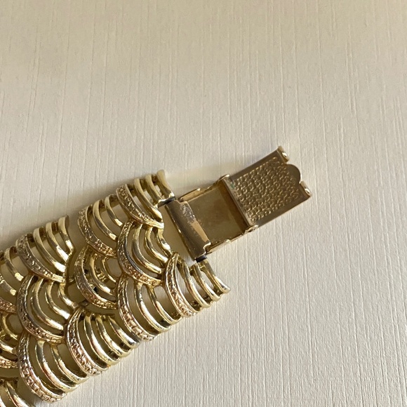 Vtg CORO Pegasus Fan-Like Linked Gold Tone Chunky Wide Bangle Bracelet - Picture 7 of 10